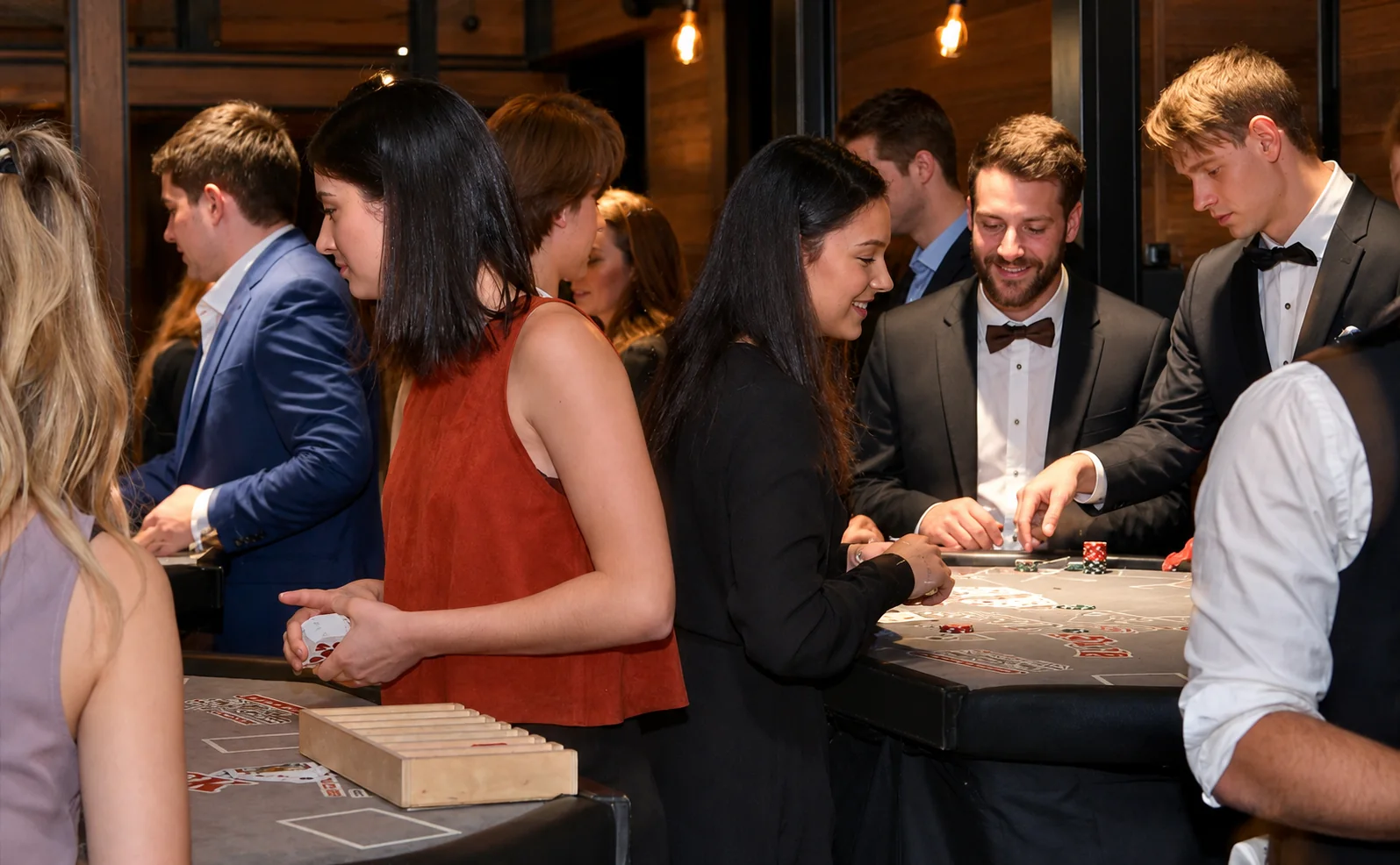 Invitées et invités autour d’une table de blackjack pendant une soirée cocktail