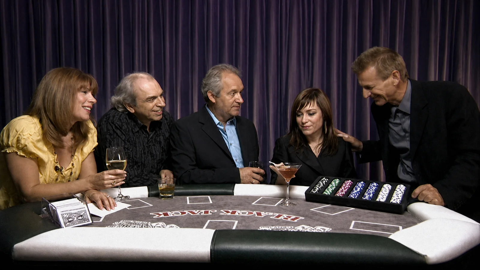 Invités sur le plateau de L’effet Kurtz autour d’une table de blackjack