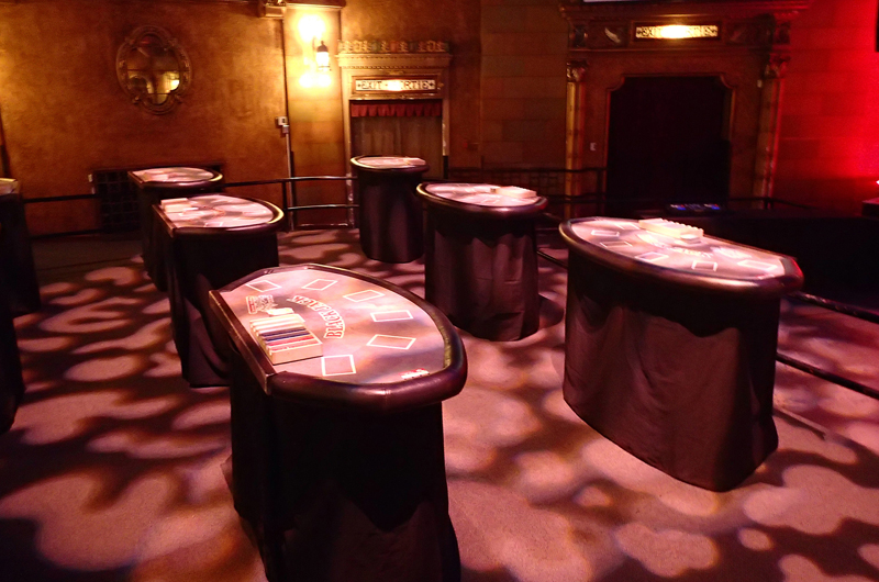 Tables de casino installées pour un événement